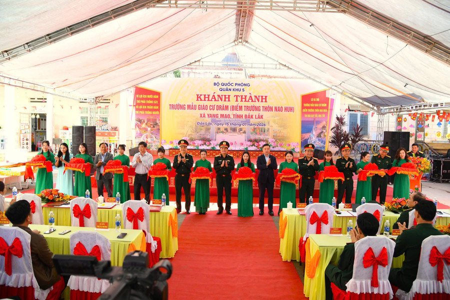 Thực hiện nghi thức khánh thành và bàn giao Trường Mẫu giáo Cư Drăm (Đắk Lắk).