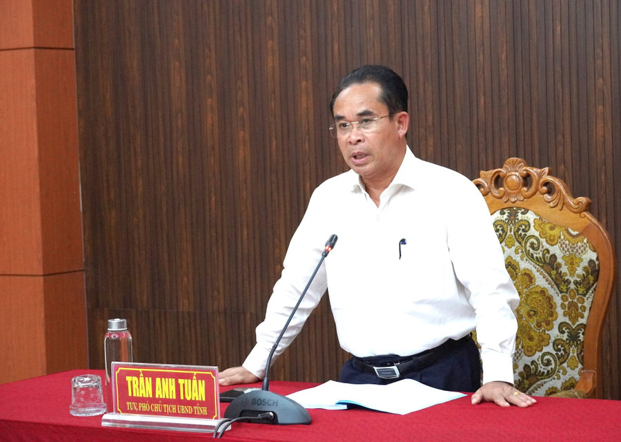 Ông Trần Anh Tuấn - Phó Chủ tịch UBND tỉnh Quảng Nam, Trưởng Ban Chỉ đạo Kỳ thi tốt nghiệp THPT năm 2025 phát biểu tại cuộc họp. dsc05247.jpg