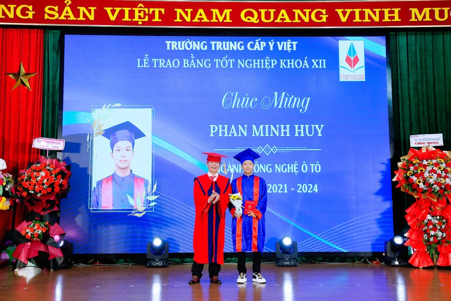 Trao bằng tốt nghiệp cho sinh viên.