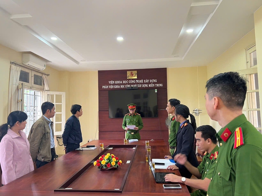Cơ quan công an tống đạt quyết định khởi tố bị can đối với Nguyễn Hoàng Tuấn, Giám đốc Phân viện Khoa học công nghệ xây dựng miền Trung. Ảnh: CACC