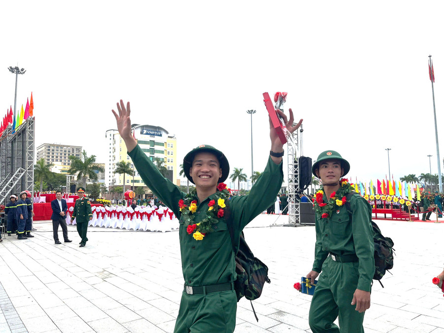 Thanh niên phường Hải Châu (Đà Nẵng) lên đường nhập ngũ. 
