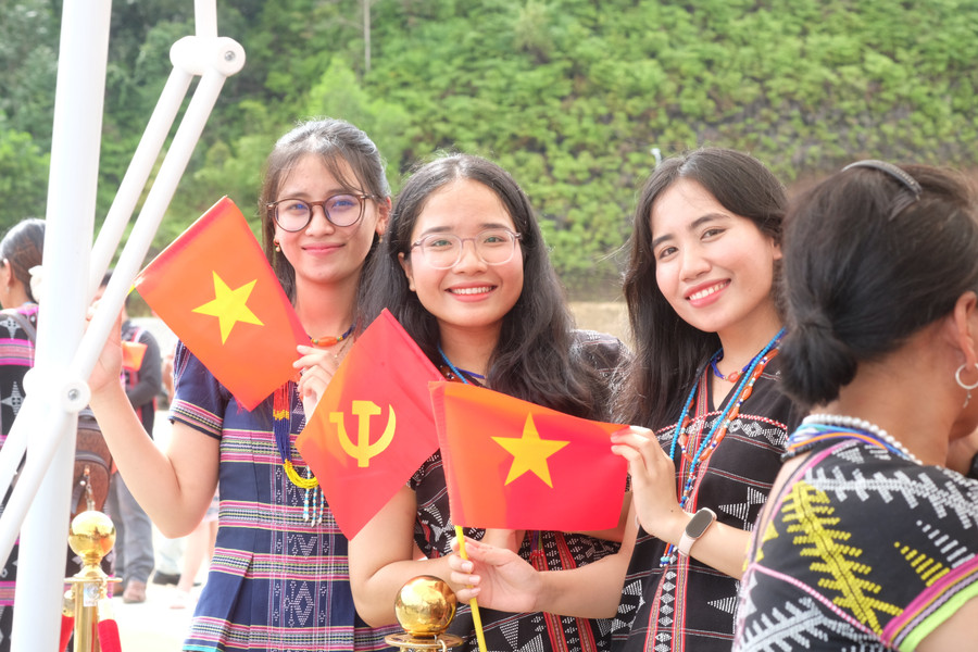 Thầy trò và người dân vui mừng khi ngôi trường mới được khởi công. dscf5052.jpg
