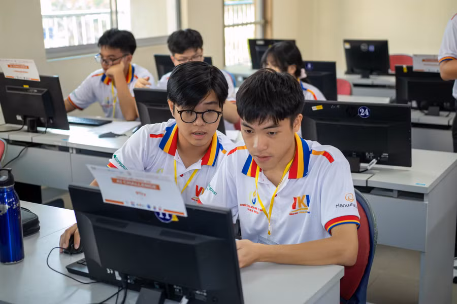 Kỳ thi thu hút gần 1000 thí sinh tham gia.