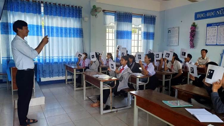 En lektion mellan en lärare och elever på Augusti 19th Junior High School. 2025-05-13-12-23-264.png