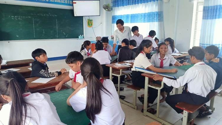 Eleverna studerar i grupper under lektionerna. 2025-05-13-12-23-262.png