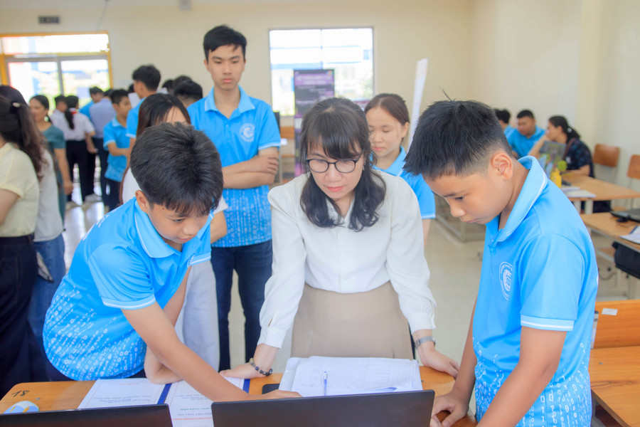 Thí sinh tham gia các nội dung thi như: lập trình thuật toán, sản phẩm sáng tạo, tư duy toán học - thuật toán. mg-8881.jpg
