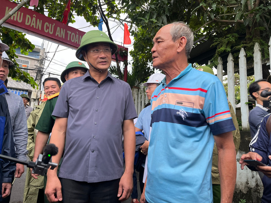 Ông Lê Ngọc Quang (thứ 2, từ trái qua) - Bí thư Thành ủy Đà Nẵng đi kiểm tra và lắng nghe ý kiến người dân khu vực "rốn lũ" đường Mẹ Suốt. 