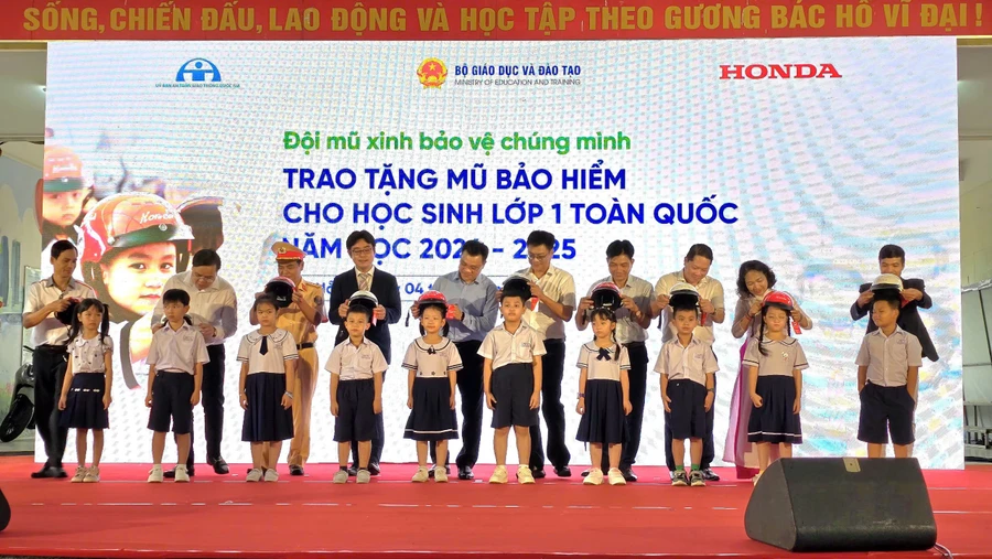 Trao tặng mũ bảo hiểm cho học sinh lớp 1. 