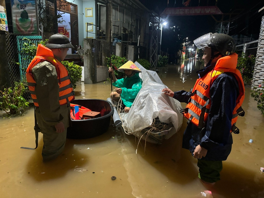 Hỗ trợ người dân di tản đến nơi an toàn. 59696861596687781.jpg
