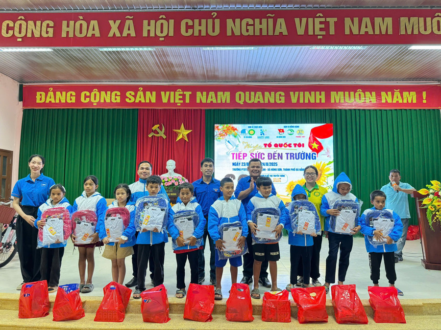 Trao quà cho học sinh Trường PTDTBT Tiểu học AXan.