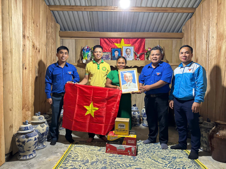 Trao cờ và ảnh Bác Hồ cho các hộ dân ở xã Hùng Sơn. img-20250824-171527.jpg