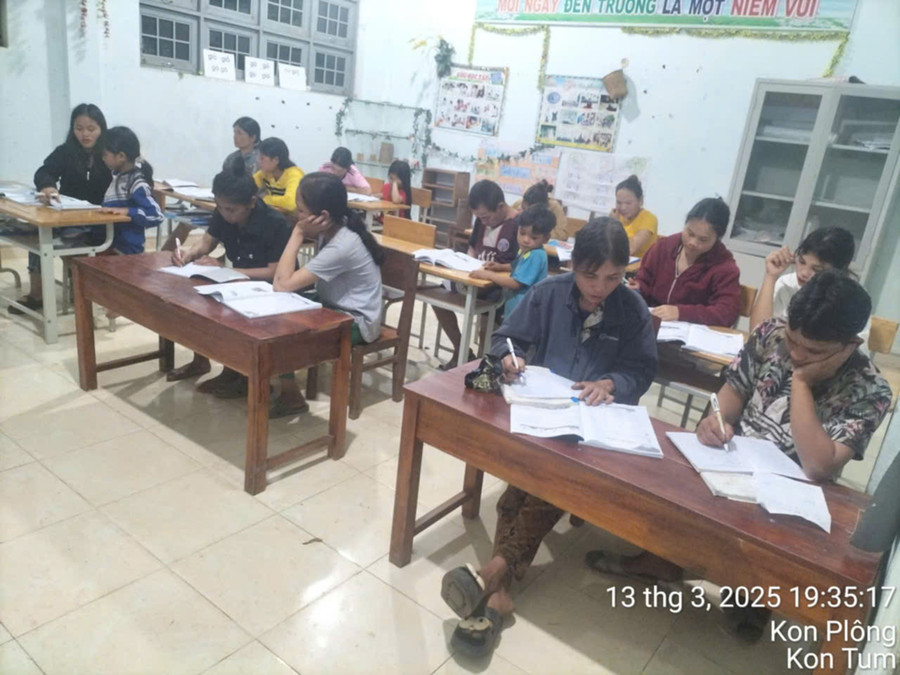 Lớp học xóa mù chữ tại thôn Đăk Lúp thuộc điểm Trường Phổ thông dân tộc bán trú Tiểu học Đắk Nên.