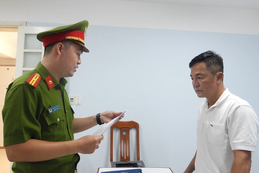 Công an tống đạt quyết định khởi tố, bắt tạm giam Phạm Chiến Thắng. (Ảnh: CACC)