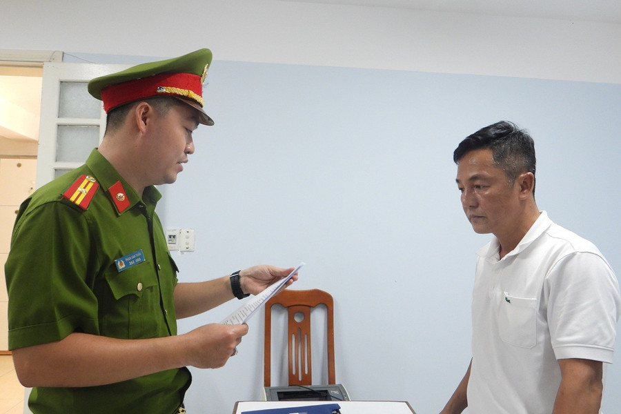 Công an tống đạt quyết định khởi tố, bắt tạm giam Phạm Chiến Thắng. (Ảnh: CACC)