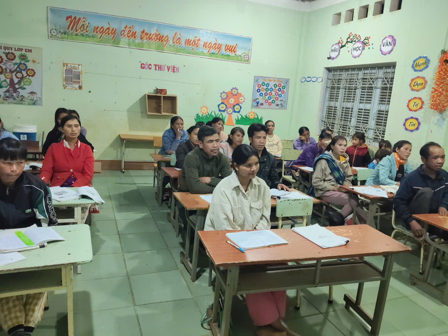 Học viên chăm chú học tập. 11201534185144520519.jpg