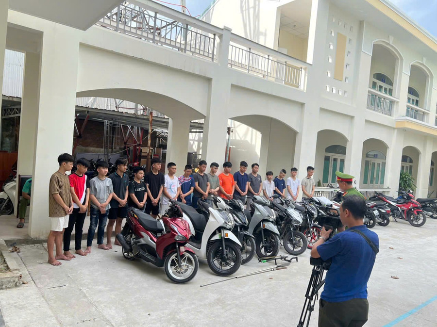 Công an tống đạt quyết định khởi tố 14 thanh thiếu niên.(Ảnh: CACC)