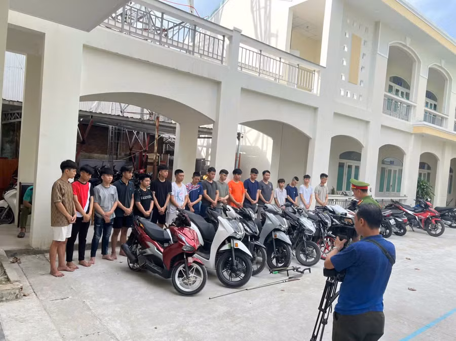 Công an tống đạt quyết định khởi tố 14 thanh thiếu niên.(Ảnh: CACC)