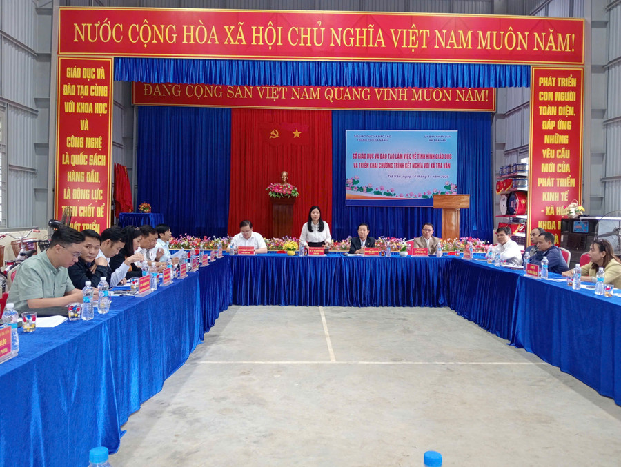 Đoàn công tác của Sở GD&ĐT TP Đà Nẵng làm việc với UBND xã Trà Vân. 