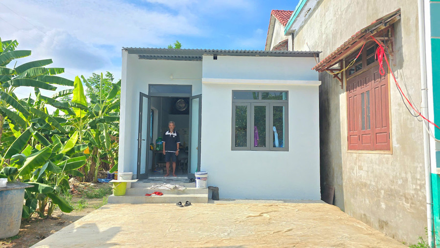Ông Trần Hữu Chối và căn nhà vừa được xây mới nhờ chương trình xóa nhà dột nát.