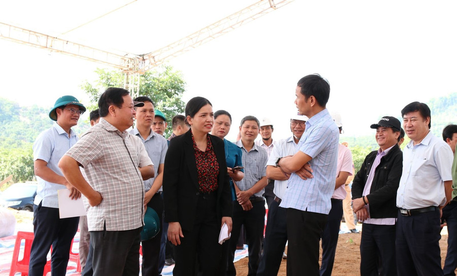 Bà Y Ngọc (thứ 2 từ trái sang) - Phó Chủ tịch Thường trực UBND tỉnh Quảng Ngãi kiểm tra công tác chuẩn bị Lễ khởi công. Ảnh: Cổng TTĐT tỉnh Quảng Ngãi
