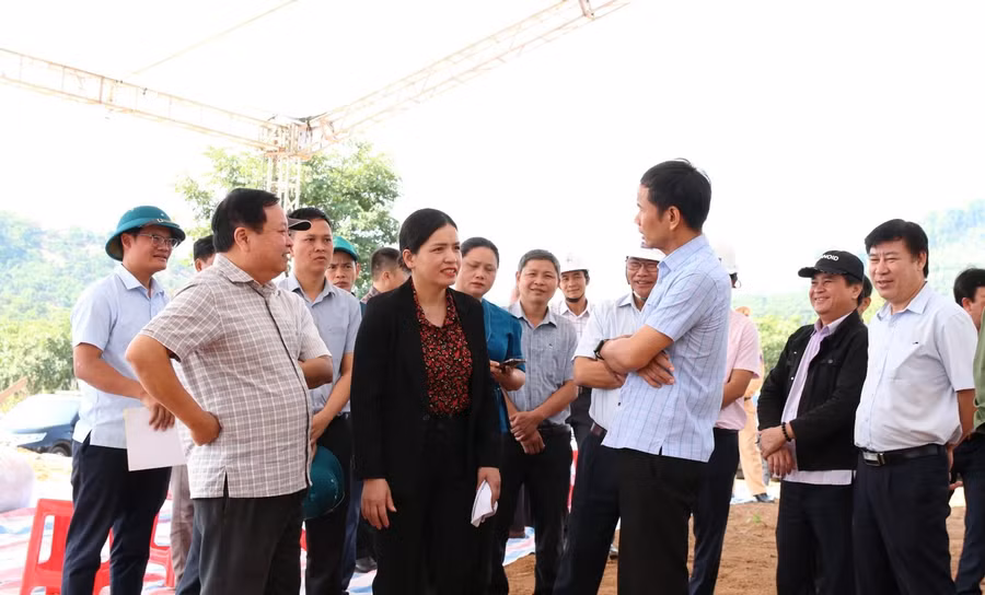 Bà Y Ngọc (thứ 2 từ trái sang) - Phó Chủ tịch Thường trực UBND tỉnh Quảng Ngãi kiểm tra công tác chuẩn bị Lễ khởi công. Ảnh: Cổng TTĐT tỉnh Quảng Ngãi