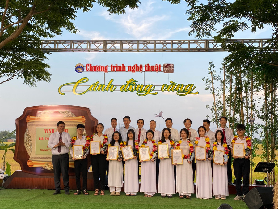 Đại diện lãnh đạo trao Giải thưởng khuyến tài Đỗ Thúc Tịnh cho học sinh. img-8482.jpg