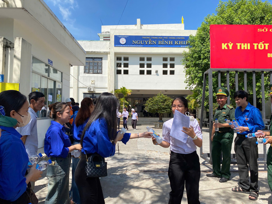 Đoàn thanh niên Trường Đại học Quảng Nam tiếp nước cho thí sinh sau khi thi. 52a4e4e1bc3c0b62522d.jpg