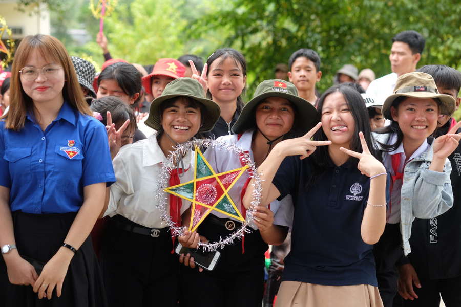 Các em học sinh giao lưu cùng nhau. dscf5025.jpg