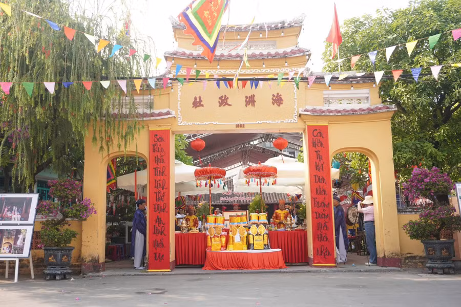 Nghi thức cúng tại Đình làng Hải Châu.