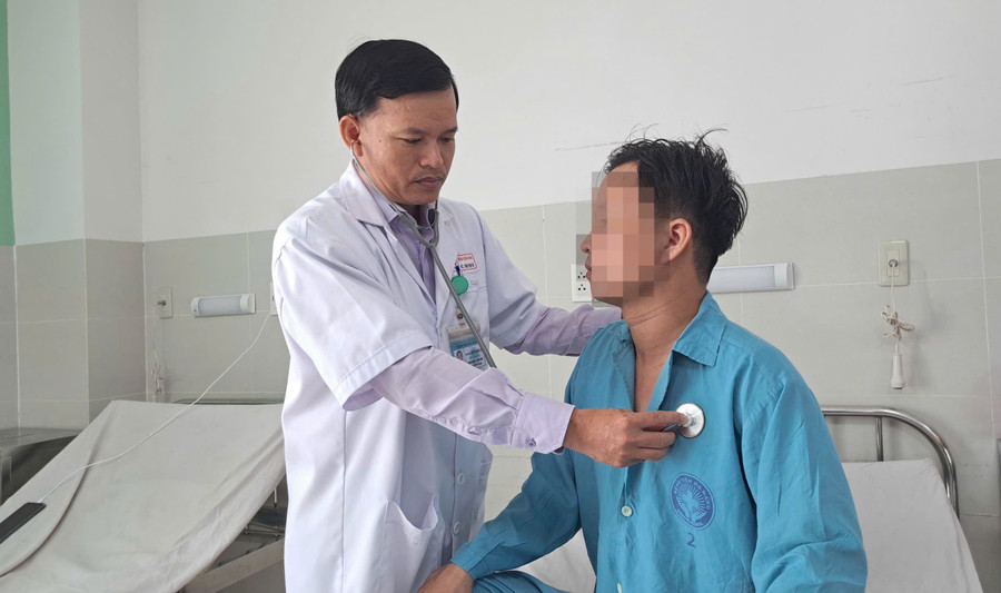 BSCKII Thân Trọng Vũ - Trưởng khoa Ngoại lồng ngực, Bệnh viện Đà Nẵng khám cho bệnh nhân sau mổ. 28220832989352611262.jpg