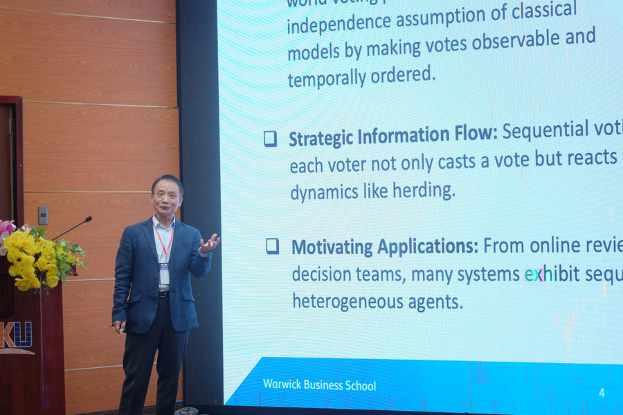 GS Bo Chen (Đại học Warwick, Vương quốc Anh) trình bày tại chương trình.