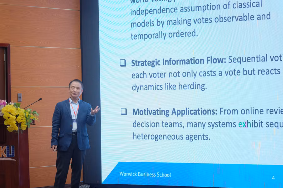 GS Bo Chen (Đại học Warwick, Vương quốc Anh) trình bày tại chương trình.