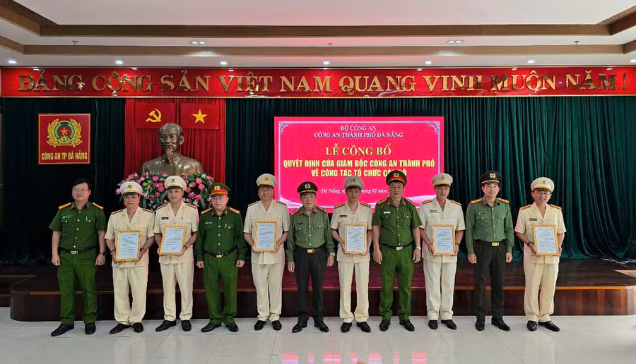 Trao quyết định bổ nhiệm cho 5 Trưởng phòng thuộc Công an TP Đà Nẵng. 