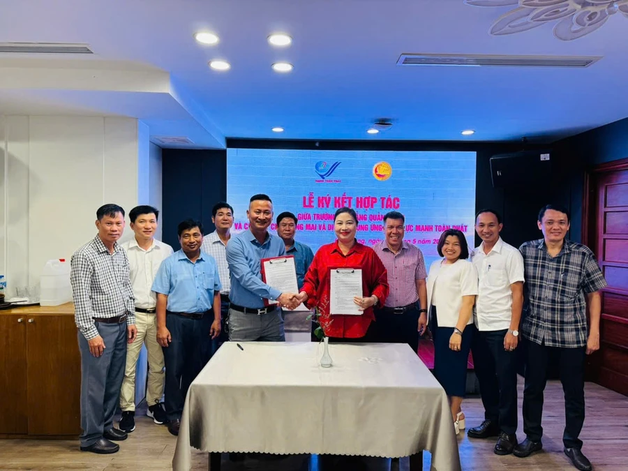 Trường Cao đẳng Quảng Nam và Công ty Cổ phần Thương mại và Dịch vụ cung ứng nhân lực Mạnh Toàn Phát, ký kết hợp tác. 