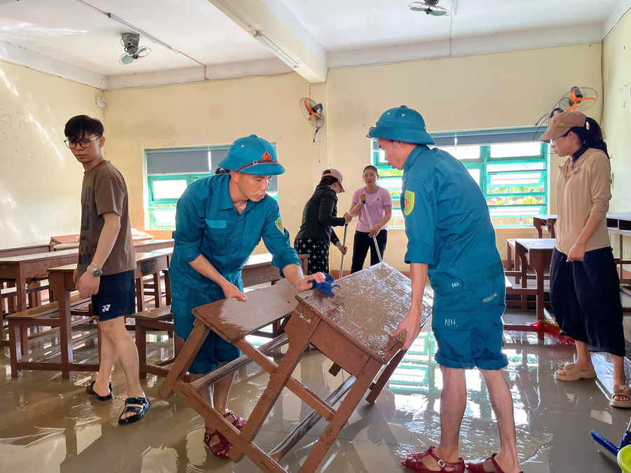 Vệ sinh bàn ghế cho học sinh. 4002858749676666710201.jpg