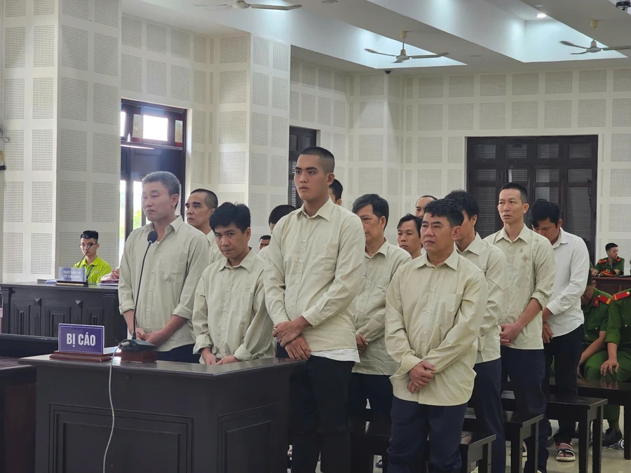 Các bị cáo tại phiên tòa. 