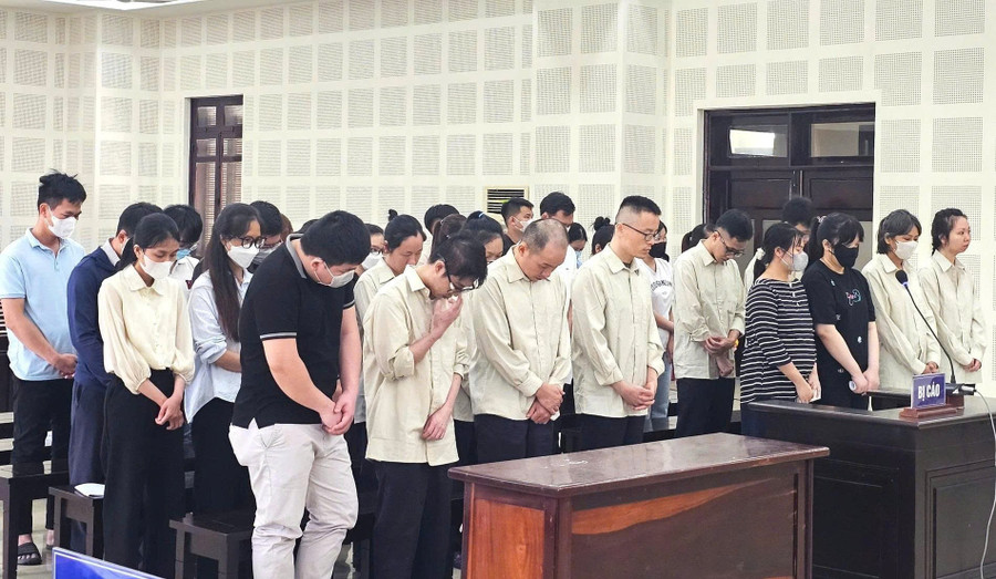 Các bị cáo tại phiên tòa. 