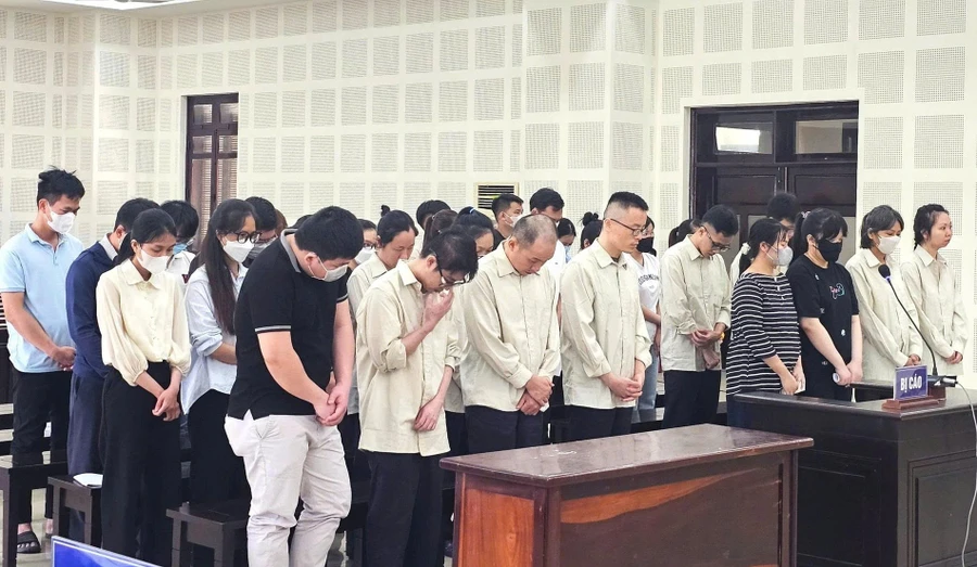 Các bị cáo tại phiên tòa. 