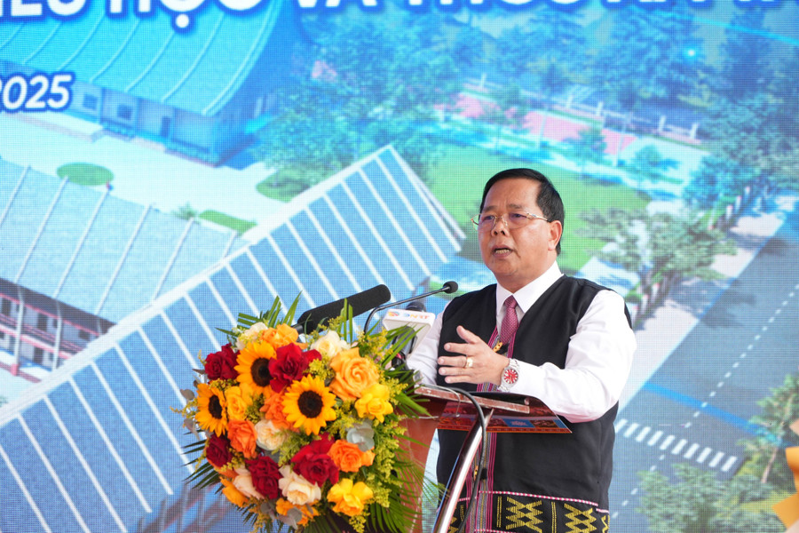 Ông Bhling Mia – Bí thư Đảng ủy, Chủ tịch HĐND xã Tây Giang. dc-bhling-mia-tuv-bi-thu-dang-uy-chu-tich-hdnd-xa-phat-bieu-3.jpg
