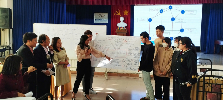Sinh viên Trường Đại học Phạm Văn Đồng trong giờ học. 99b444bedaea57b40efb.jpg