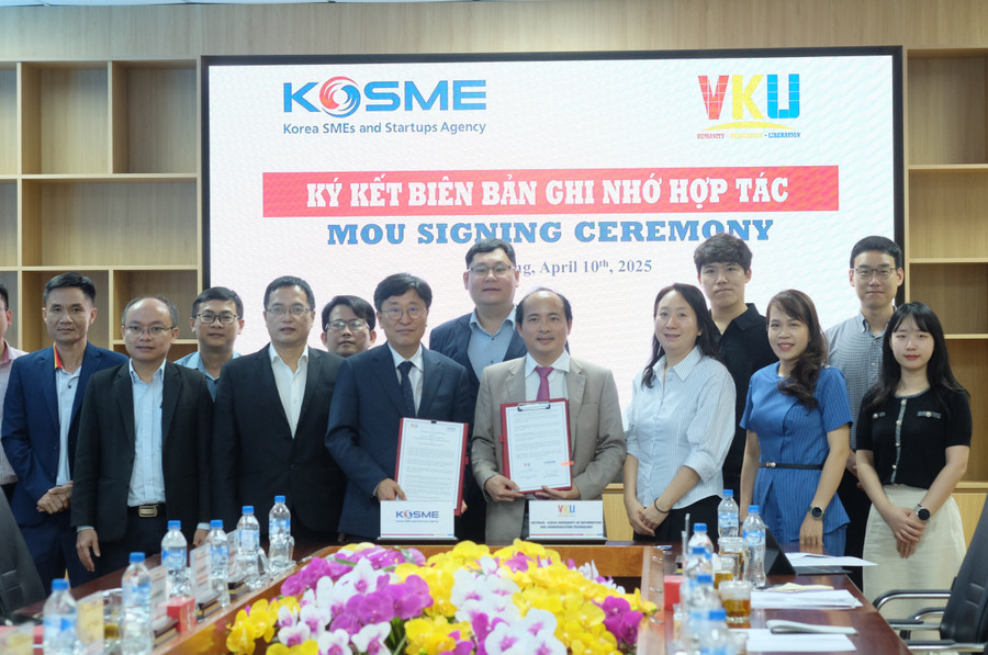 Đại diện Trường VKU và Cơ quan hỗ trợ doanh nghiệp vừa và nhỏ Hàn Quốc (KOSME) ký biên bản ghi nhớ hợp tác. 