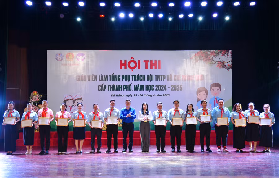 Trao giấy chứng nhận cho các giáo viên đạt danh hiệu giáo viên làm tổng phụ trách đội thiếu niên tiền phong Hồ Chí Minh giỏi cấp thành phố, năm học 2024-2025. 