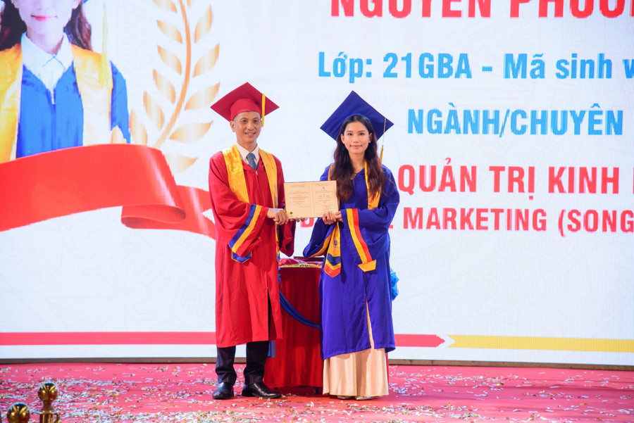 Trao bằng tốt nghiệp cho sinh viên. dsc-3540.jpg