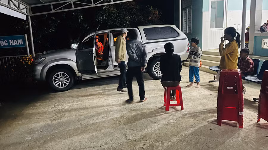 Thầy giáo dùng ô tô cá nhân chở 4 trẻ vùng cao bị sốt đi cấp cứu trong đêm. Ảnh: Thầy Phương