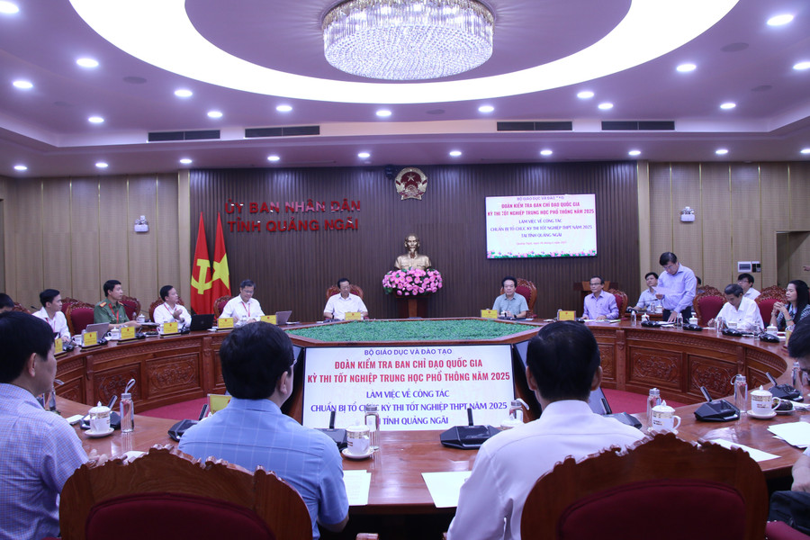 Quang cảnh buổi làm việc của Đoàn kiểm tra Ban chỉ đạo quốc gia Kỳ thi tốt nghiệp THPT năm 2025 với Ban chỉ đạo Kỳ thi tốt nghiệp THPT 2025 của tỉnh Quảng Ngãi. img-2952.jpg
