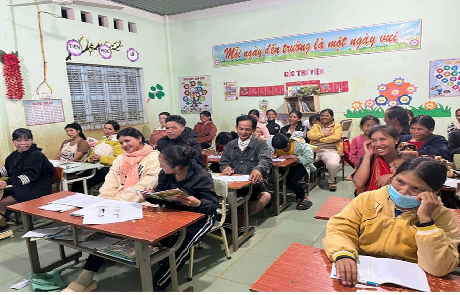 Lớp học xóa mù chữ giúp nâng cao dân trí, tiếp thêm niềm tin để bà con tự tin vươn lên trong cuộc sống.