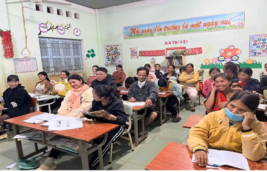 Lớp học xóa mù chữ giúp nâng cao dân trí, tiếp thêm niềm tin để bà con tự tin vươn lên trong cuộc sống.