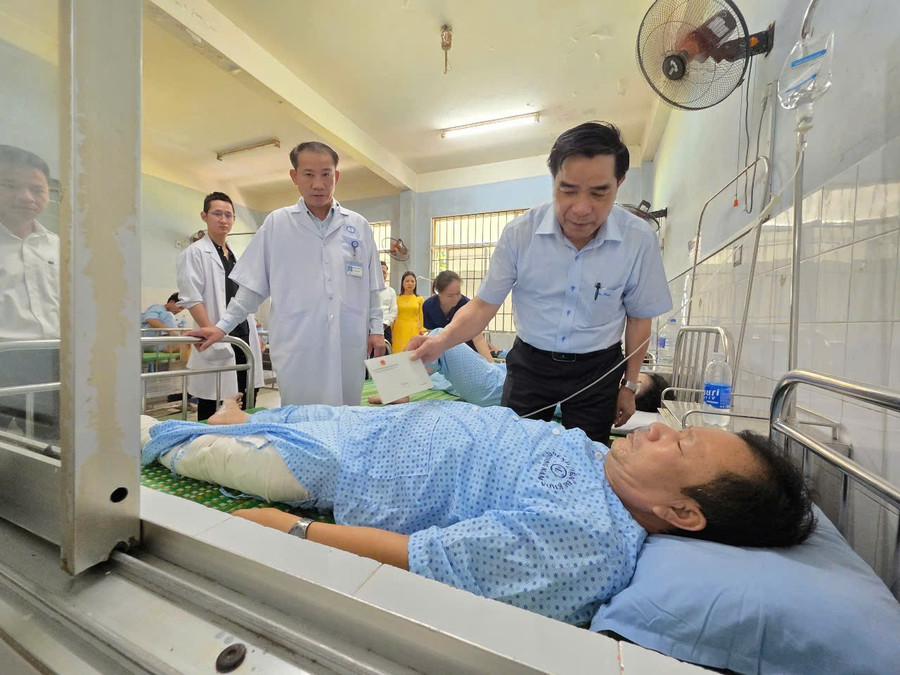 Ông Lê Văn Dũng, Chủ tịch UBND tỉnh Quảng Nam thăm hỏi nạn nhân bị thương trong vụ tai nạn.