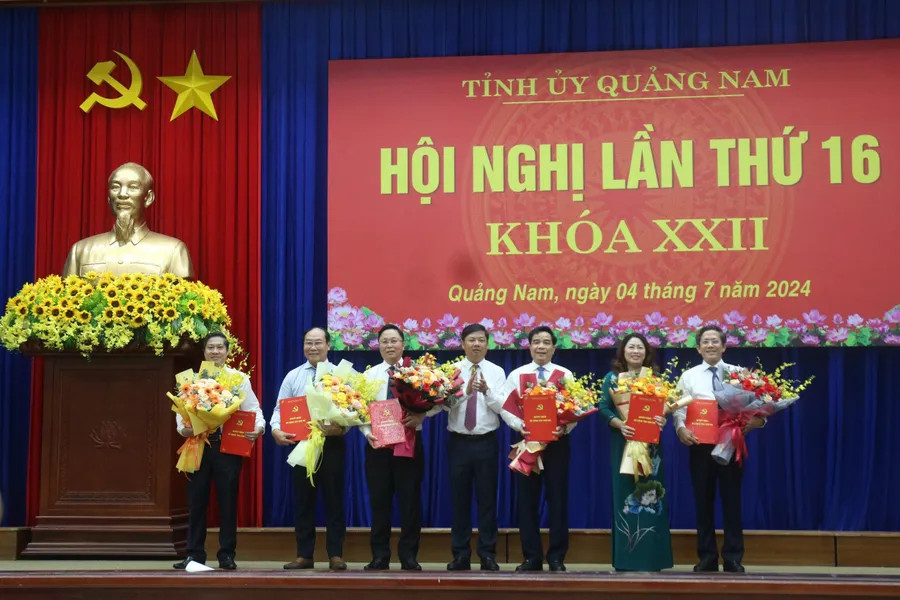 Lãnh đạo Tỉnh ủy Quảng Nam trao quyết định và tặng hoa cho các nhân sự. 