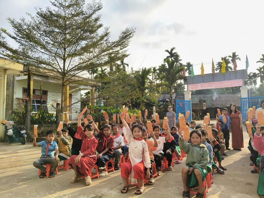 Học sinh Trường Tiểu học Nguyễn Bá Ngọc được lì xì khi đi học trở lại sau kỳ nghỉ Tết Nguyên đán.